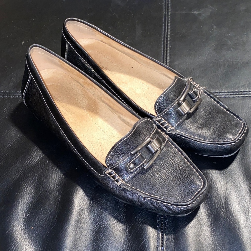 Women’s Naturalizer Black Leather Loafers. Size 8.5M.